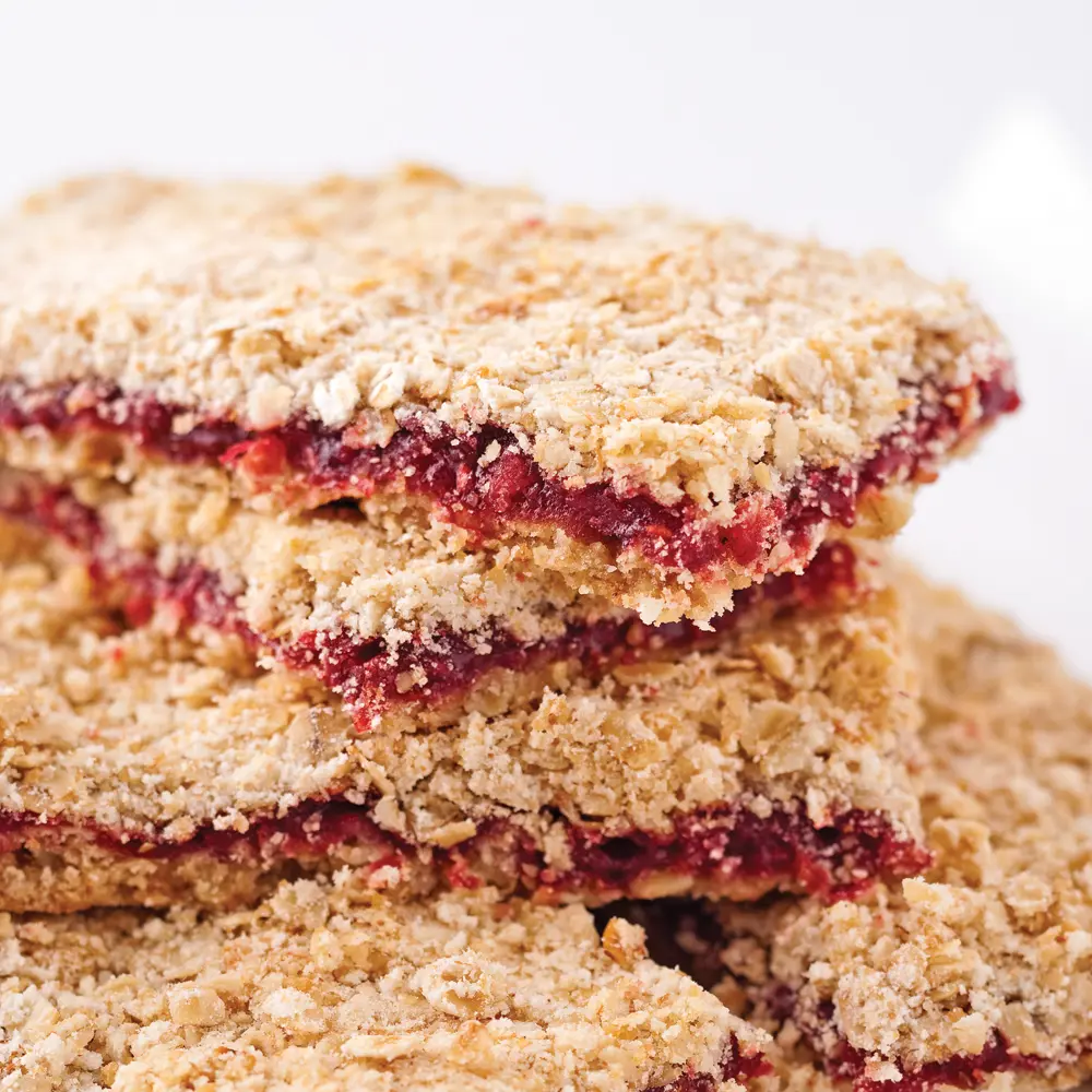 Strawberries-raspberries crispy bars