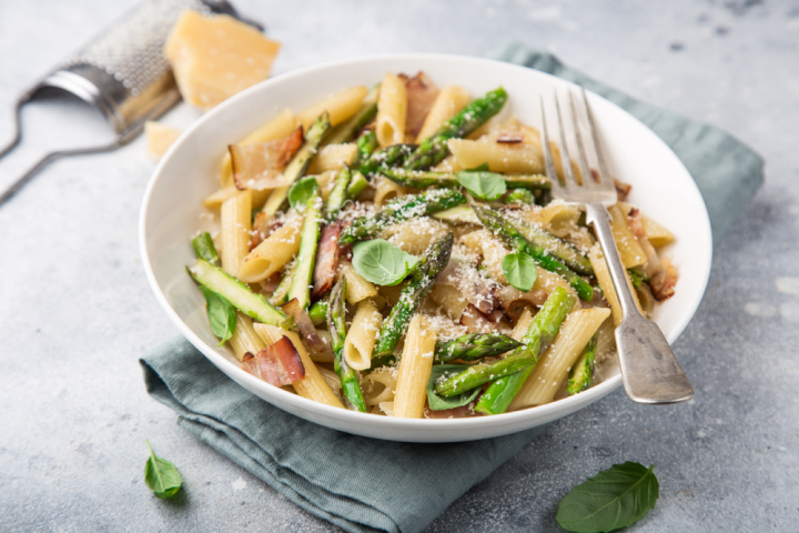 Pâtes aux asperges vertes du Québec avec pancetta, zeste de citron et parmesan râpé