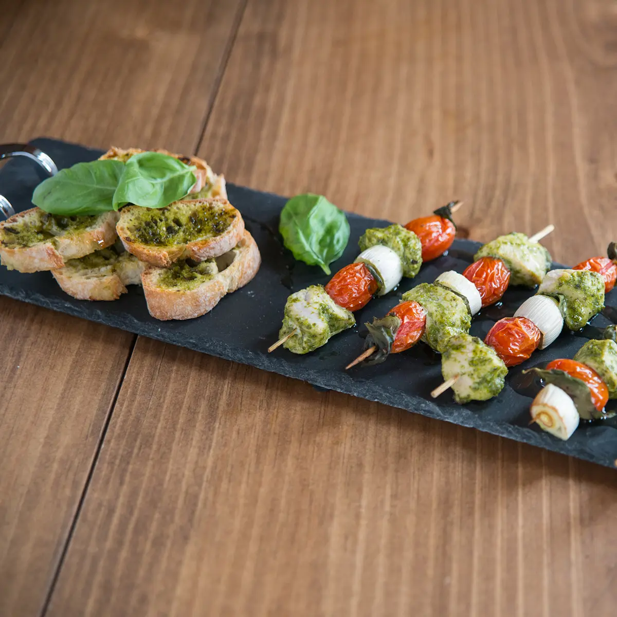 Brochettes de poulet et poireaux au pesto avec croûtons