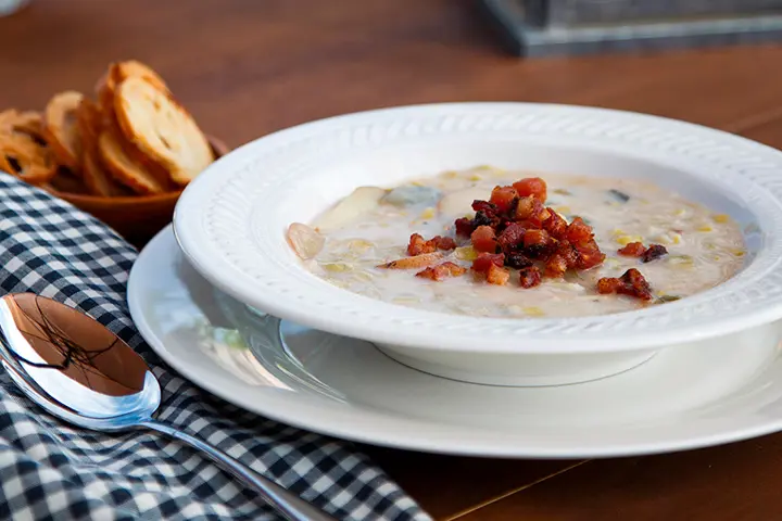 Recette de soupe de poireau avec pomme de terre et lardons croustillants comme garniture