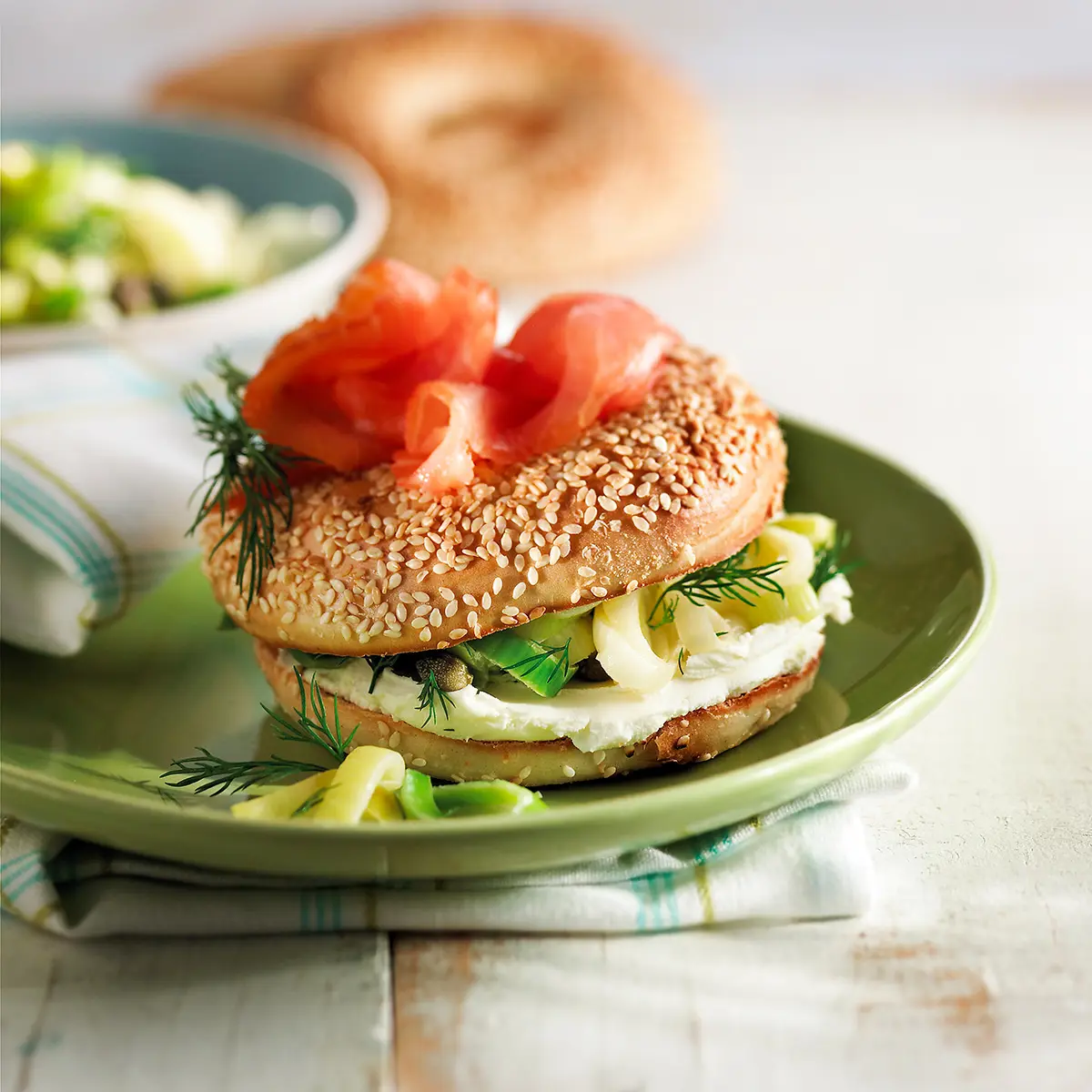 Bagel au saumon fumé et tombée de poireaux