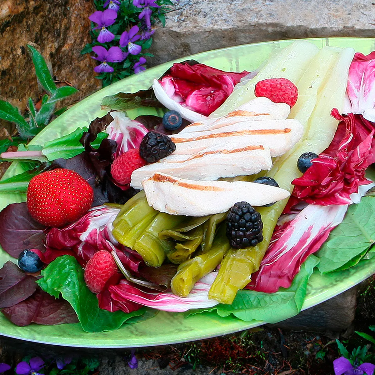 Chicken and leeks mignons salad