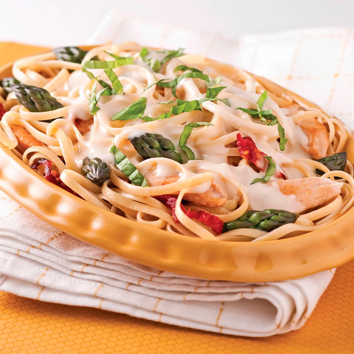 Linguines au poulet, asperges et tomates séchées