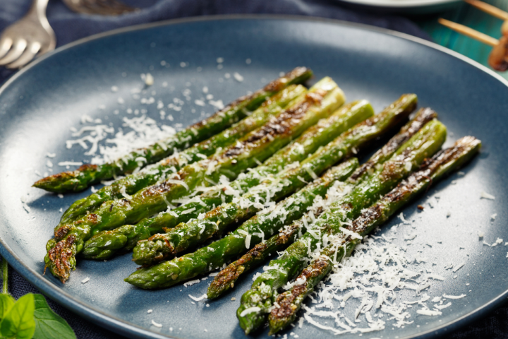 Asperges grillées au four au beurre et au parmesan