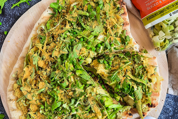 Pizza sans viande cuite sur le BBQ avec des légumes verts en garniture