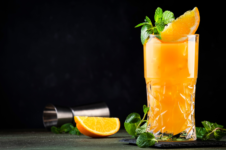 Mimosa fait de cidre de pomme pétillant et de jus d’orange garni d’un quartier d’orange et de menthe