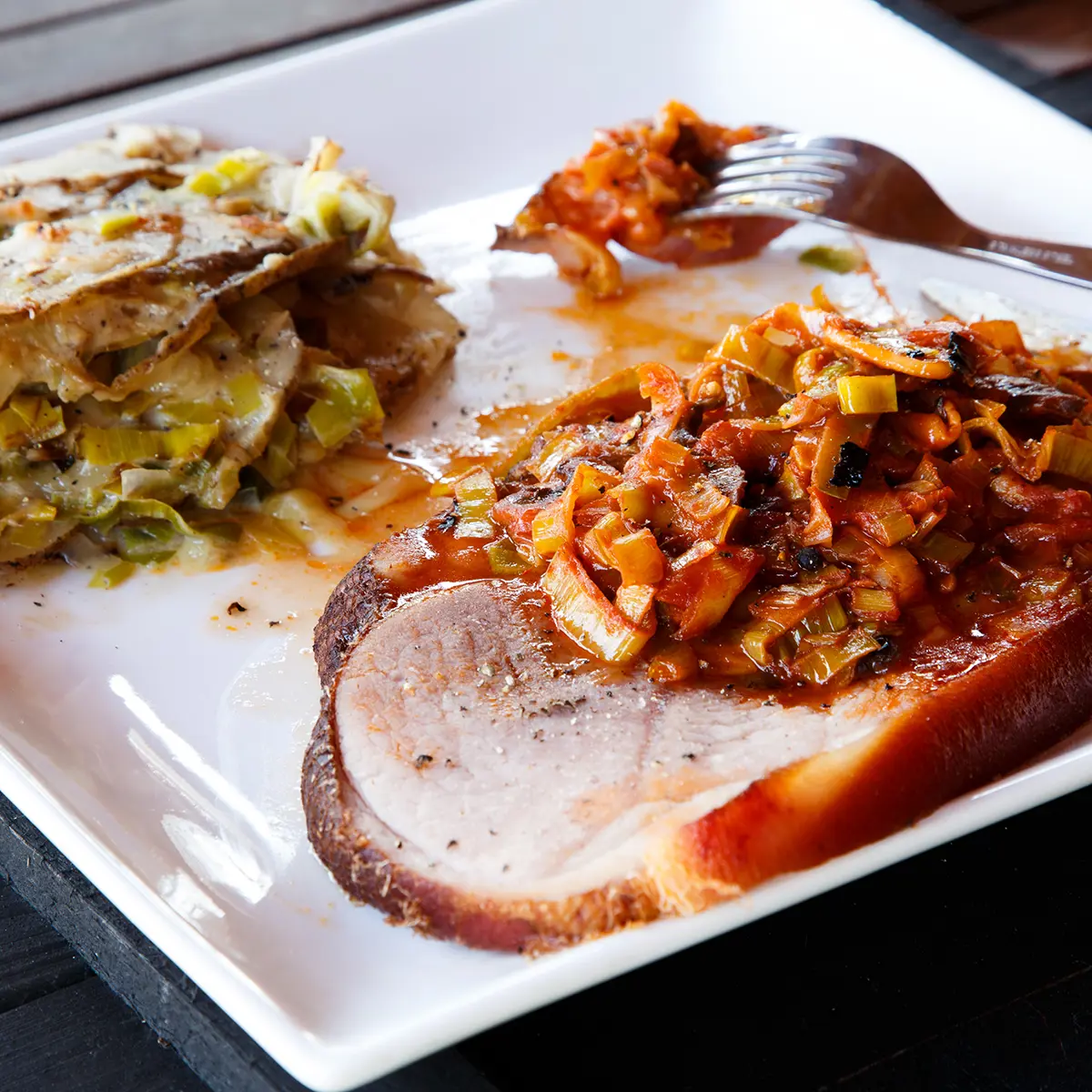 Ham steak with leeks and mushrooms fondue