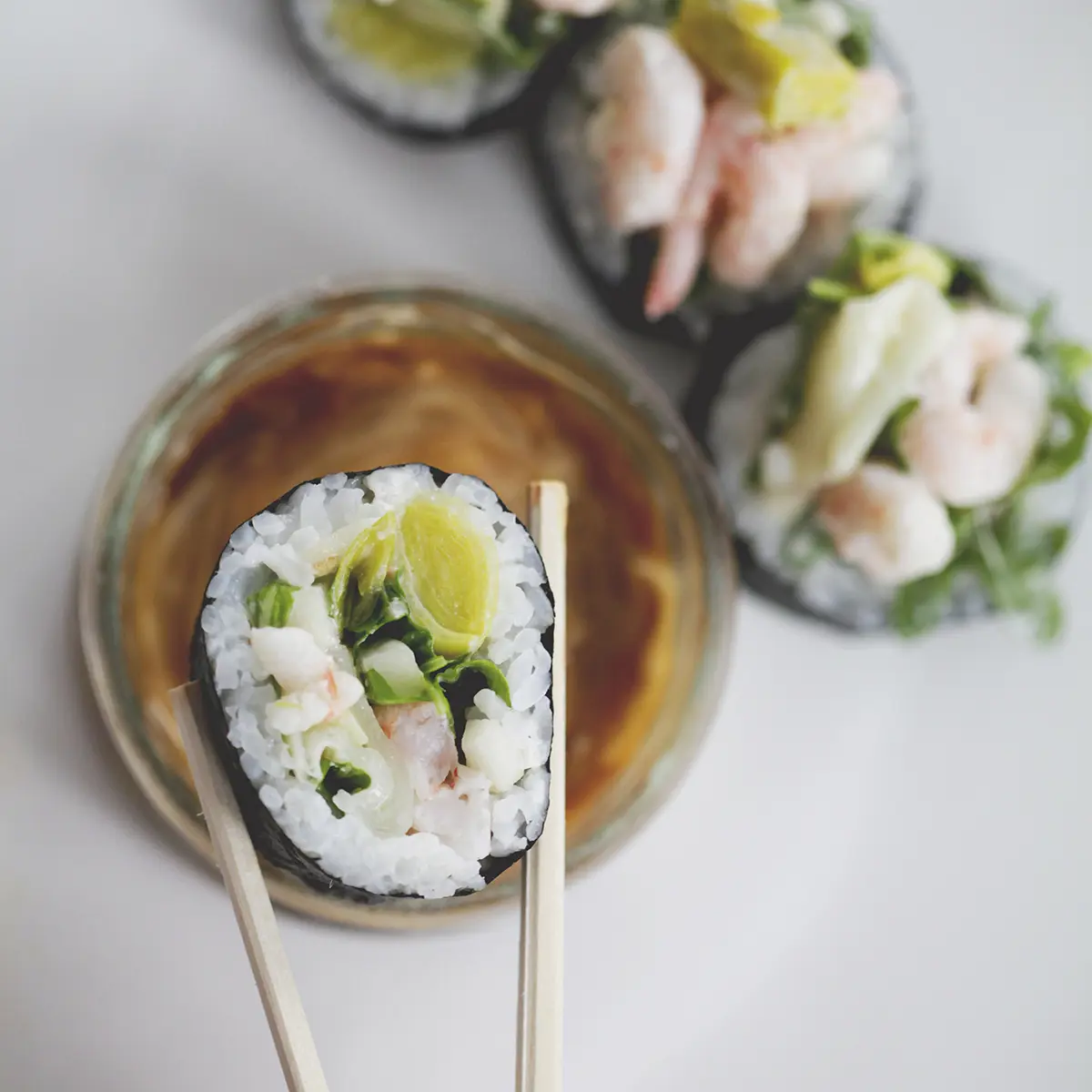 Sushis aux crevettes et aux poireaux