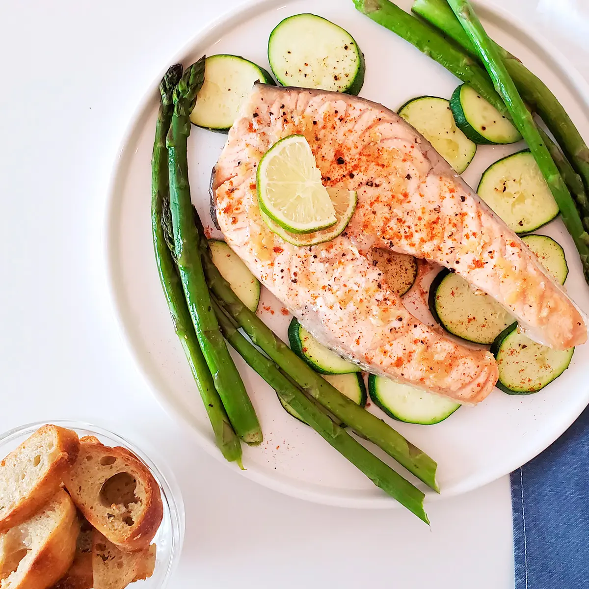 Oven-baked salmon steaks, asparagus and zucchinis