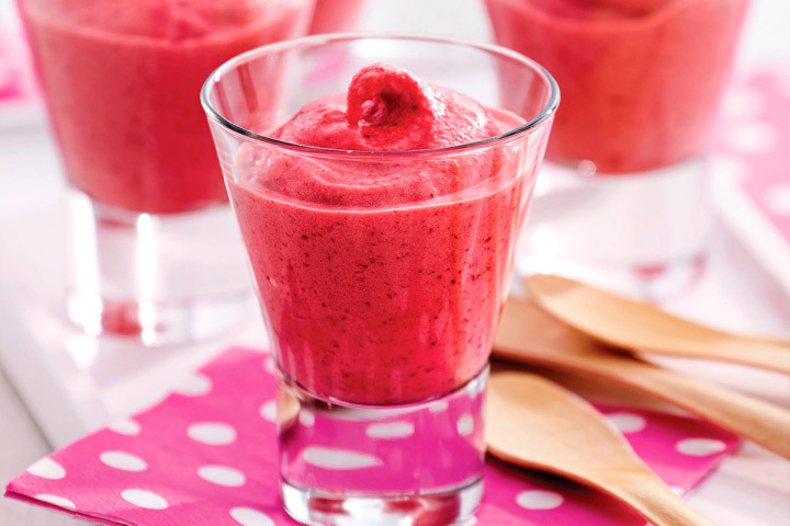 Quick raspberry sorbet with lychee liqueur