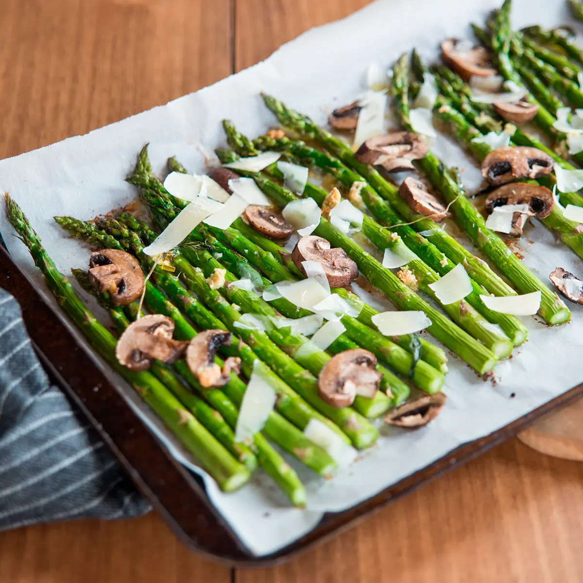 Asperges et champignons à l’ail et au parmesan