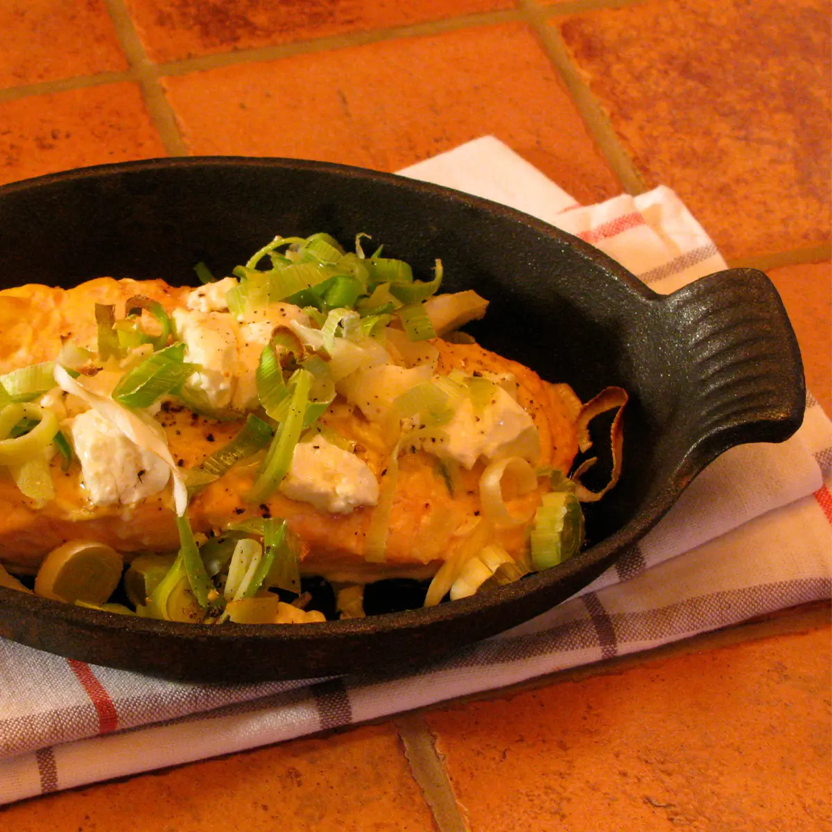 Salmon fillet with leeks and goat cheese