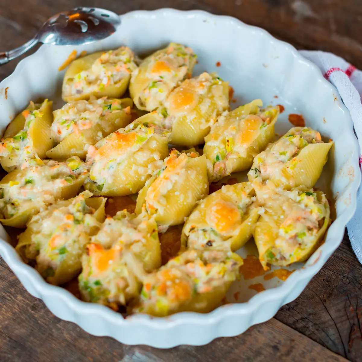 Gratin pastas stuffed with salmon, ricotta cheese and leeks