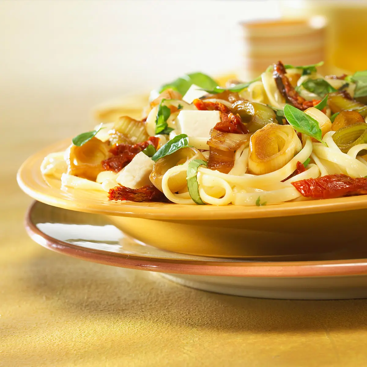 Leeks, feta cheese and dried tomatoes pastas