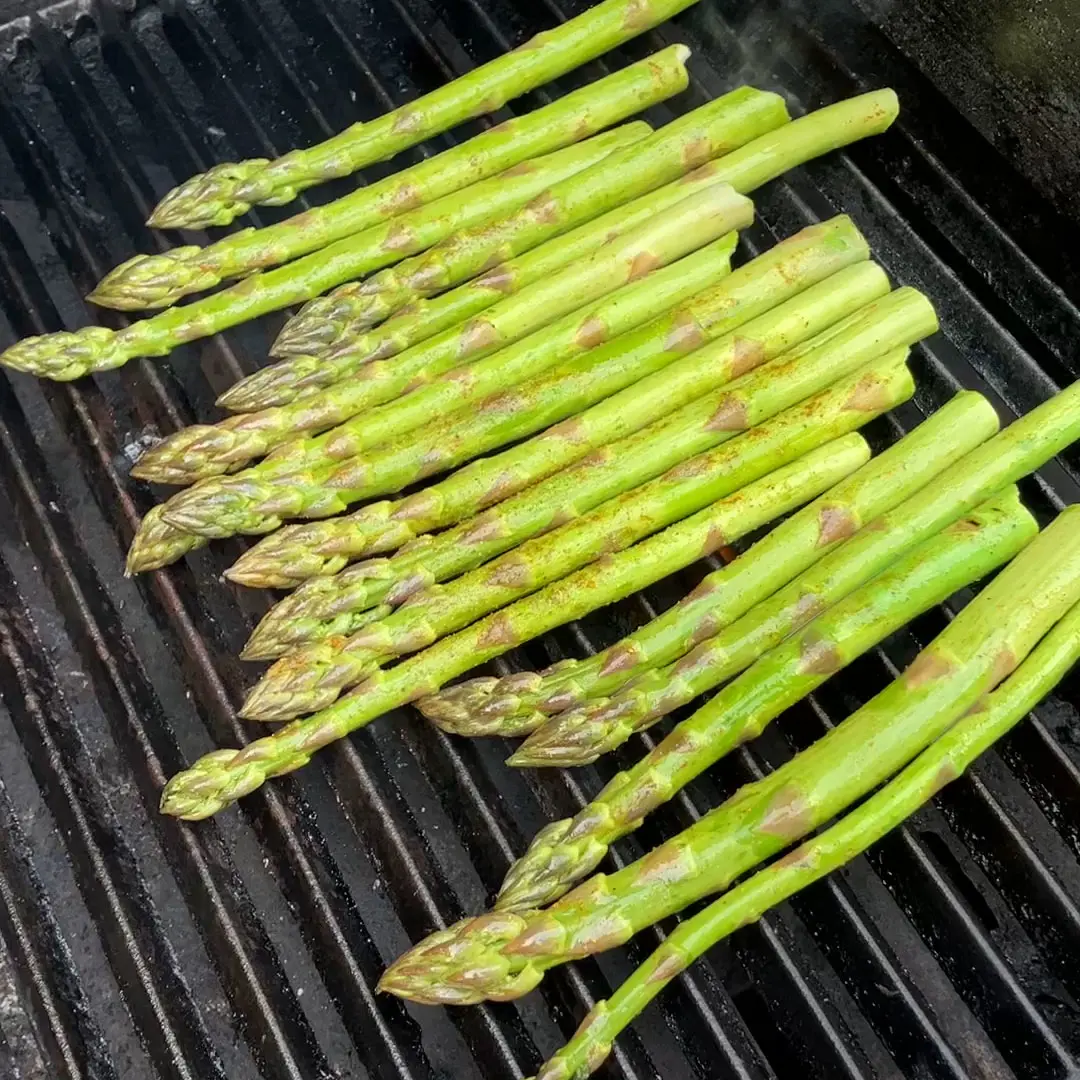 Asparagus with curry on BBQ
