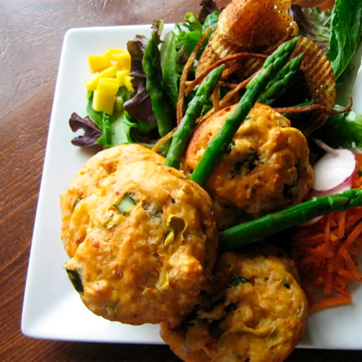 Petits pains au cheddar fort et aux asperges