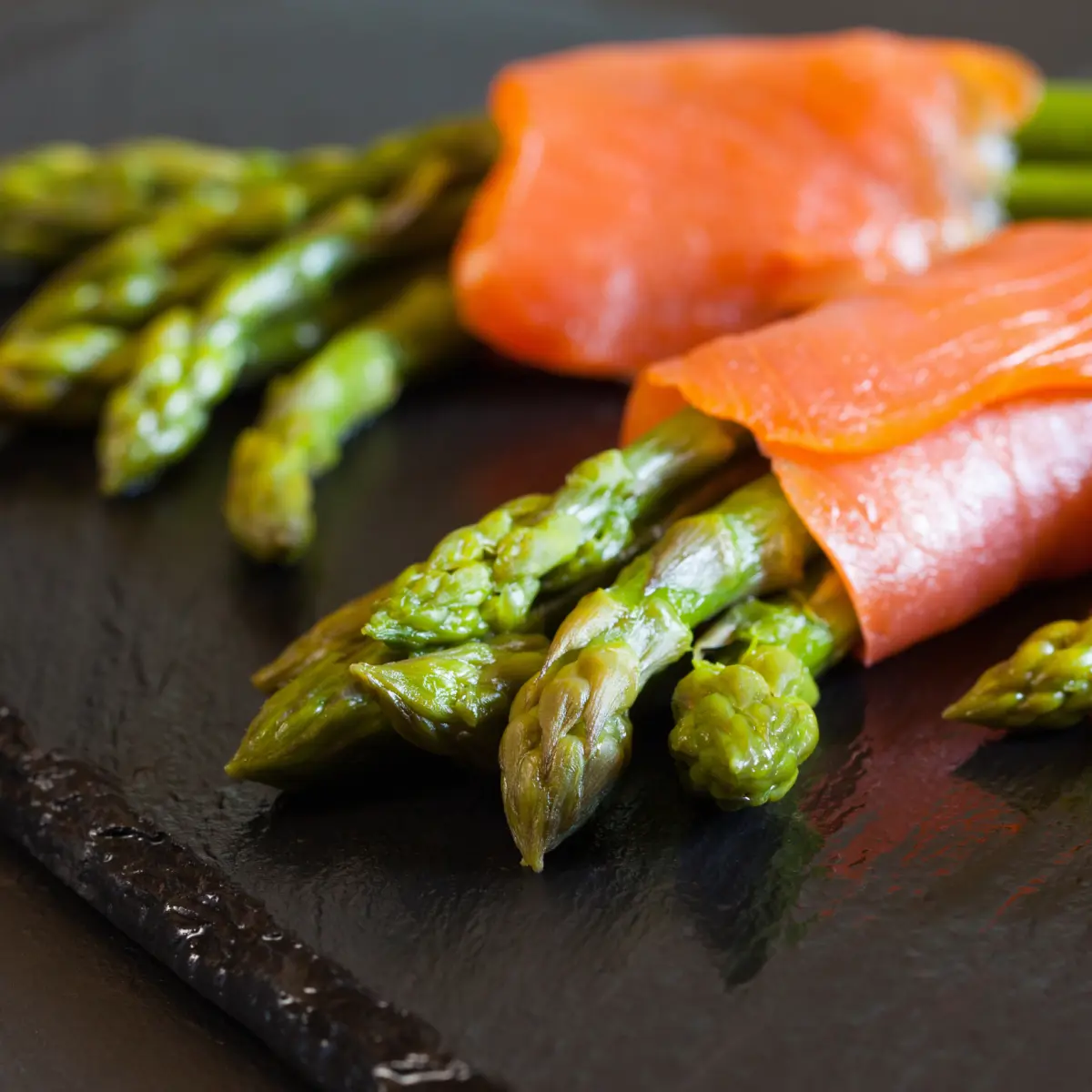 Roulades d’asperges et de saumon fumé