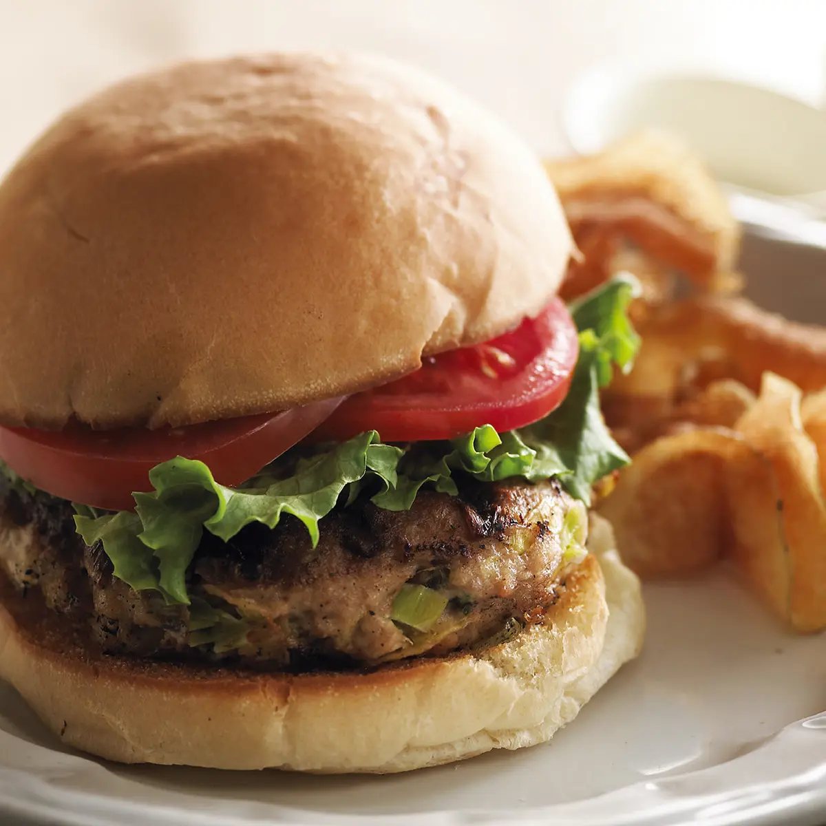 Hamburger de poulet aux poireaux sur le BBQ