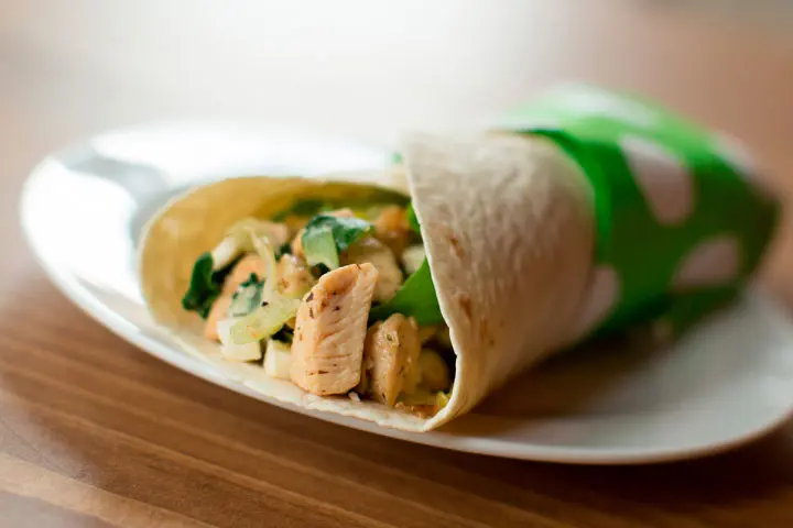 Wrap au poulet avec épinards et fromage feta