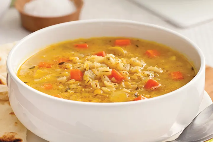 Recette de soupe aux légumes aux saveurs indiennes avec de l’orge, des légumes, des lentilles et du cari