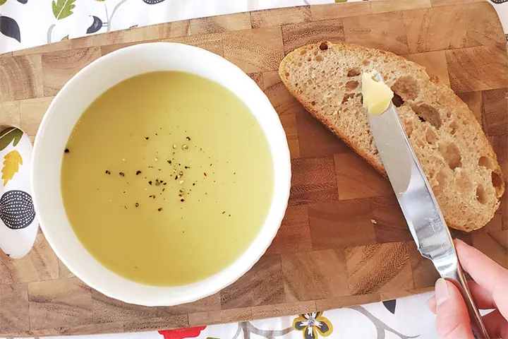 Recette de potage aux poireaux et aux céleris comme soupe aux légumes crémeuse