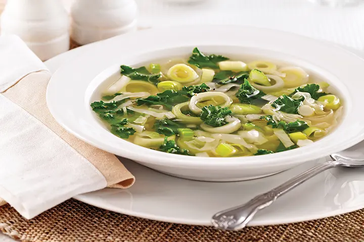 Recette de soupe aux légumes avec des poireaux, du céleri, du chou vert et du chou kale
