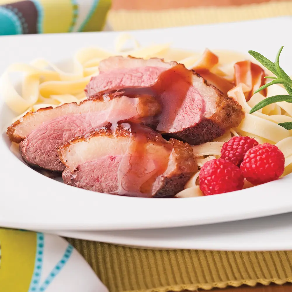 Poitrines de canard, sauce aux framboises