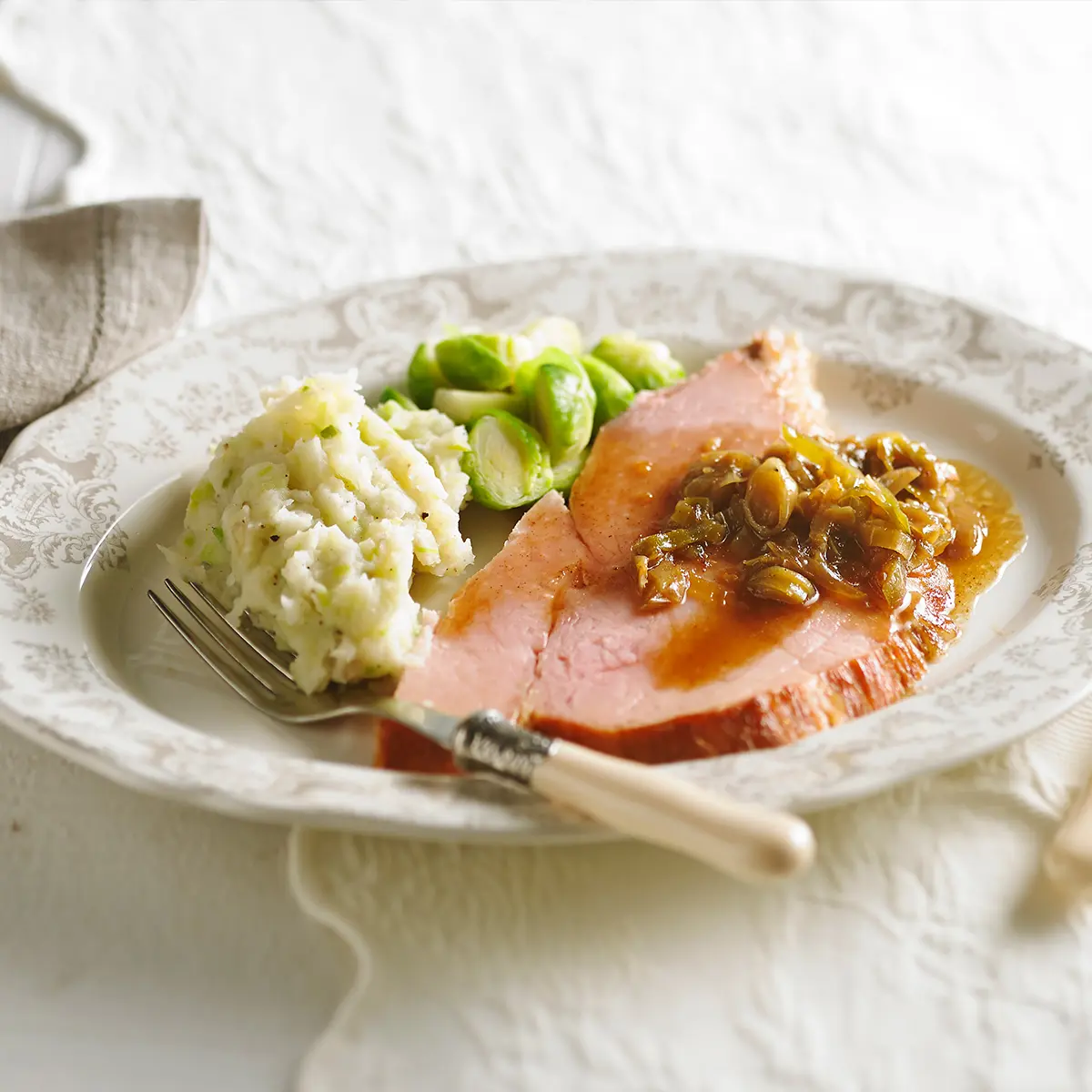 Jambon rôti à l’érable, marmelade de poireaux à l’orange