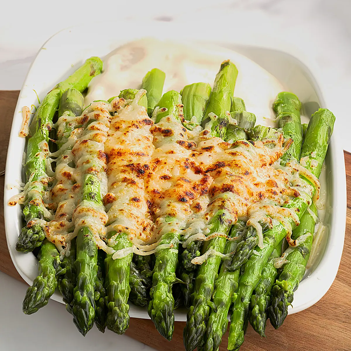 Oven-baked asparagus gratin