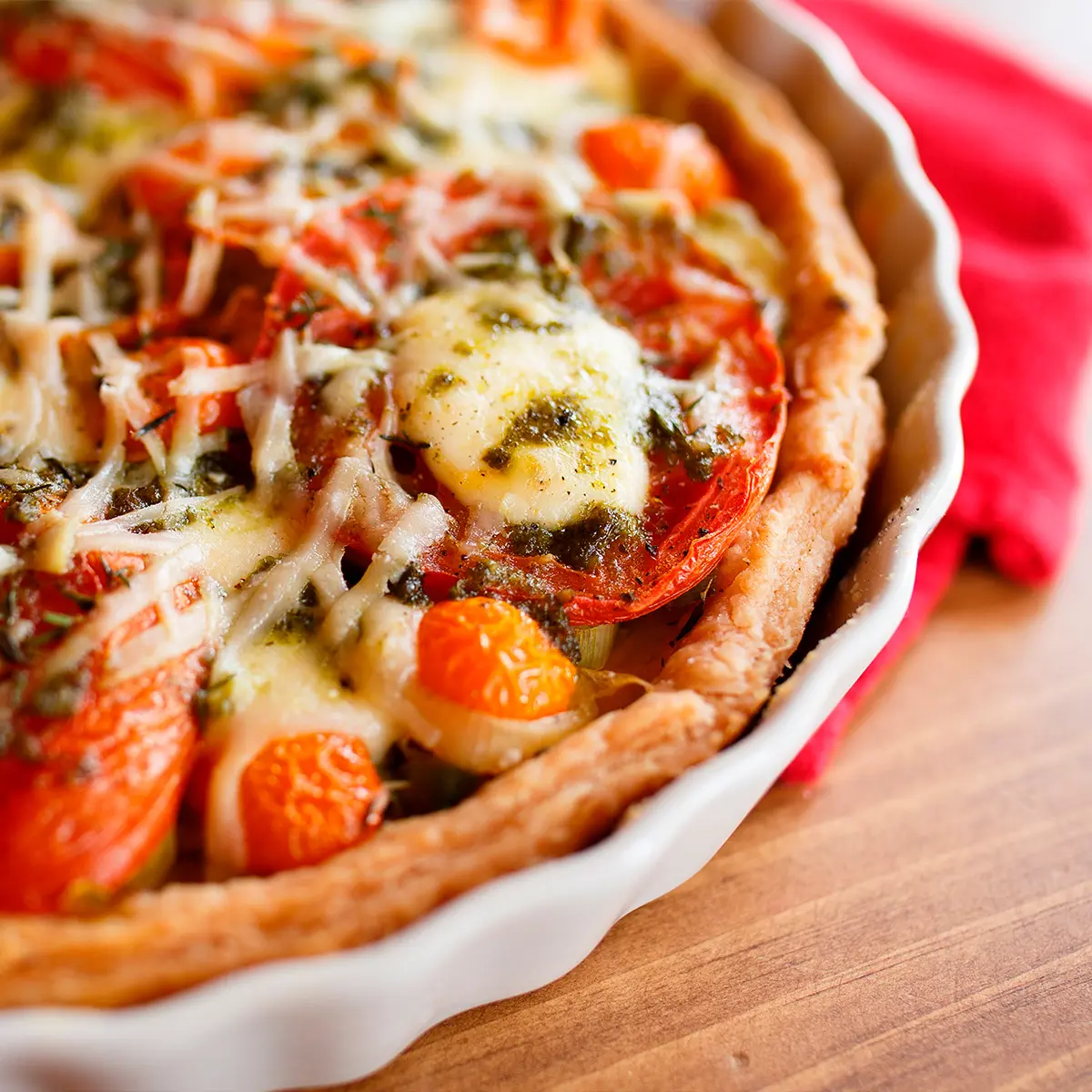 Tarte aux tomates, aux poireaux et au pesto