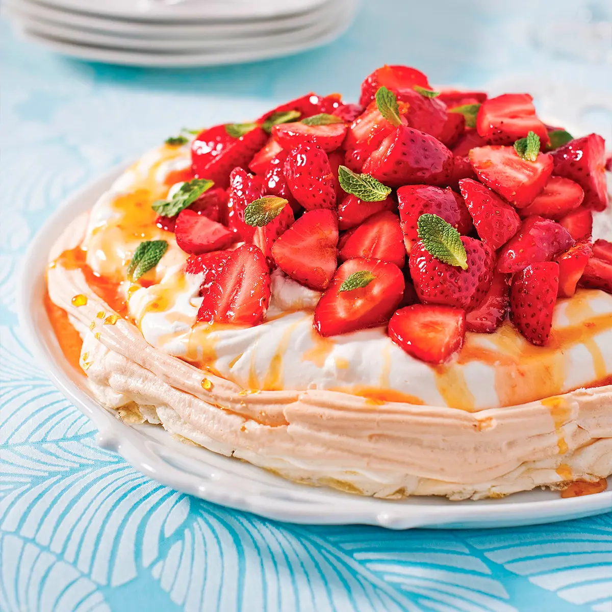 Pavlova aux fraises, caramel d’érable à l’orange