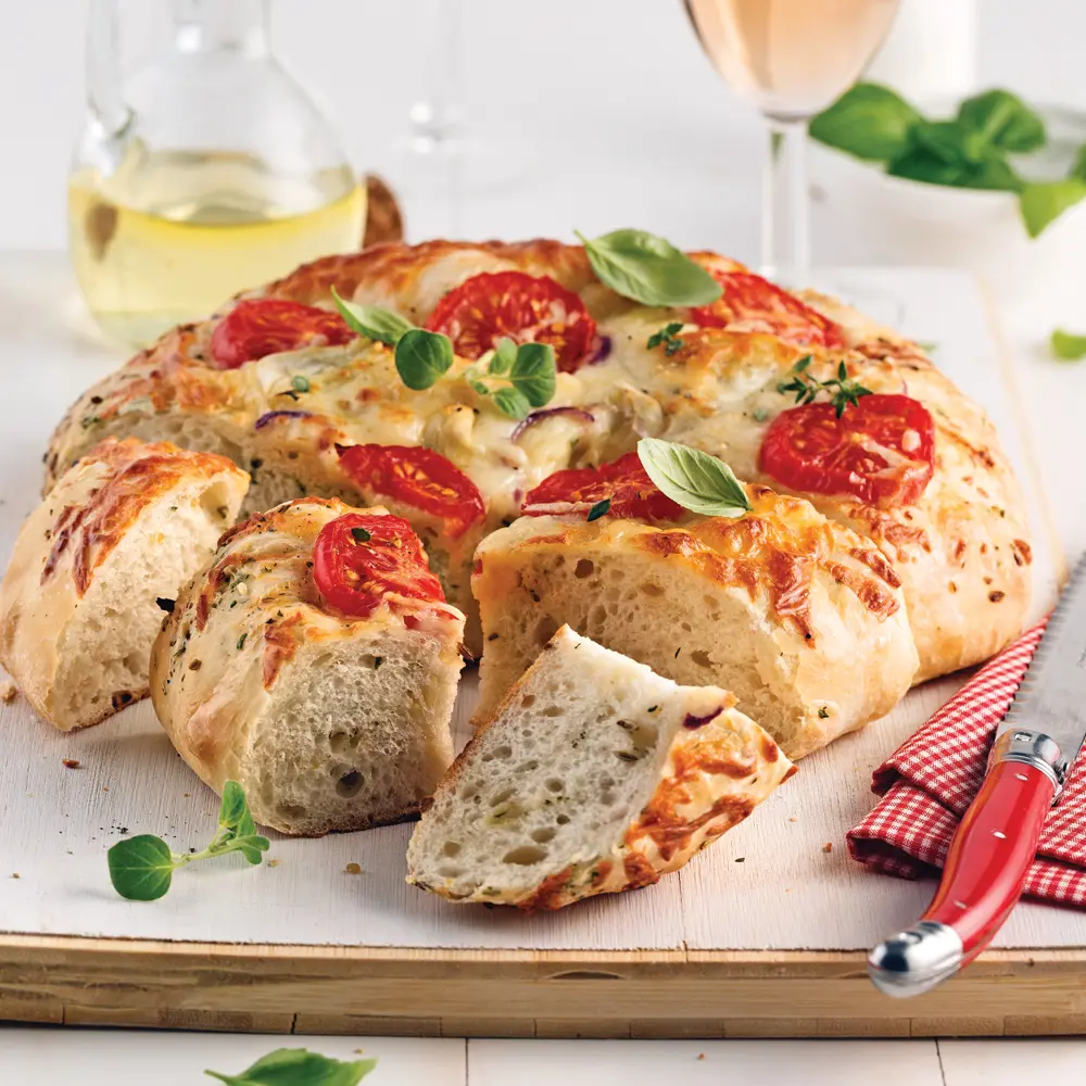 Focaccia tomates, oignon rouge, fromage et épices