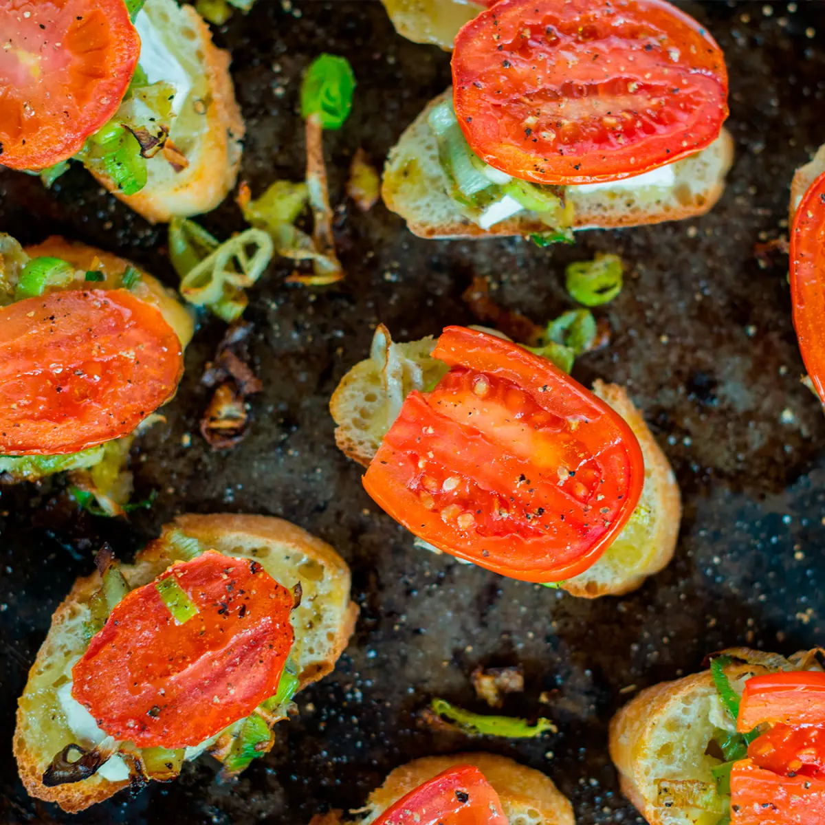 Tartines de poireaux et tomates au brie