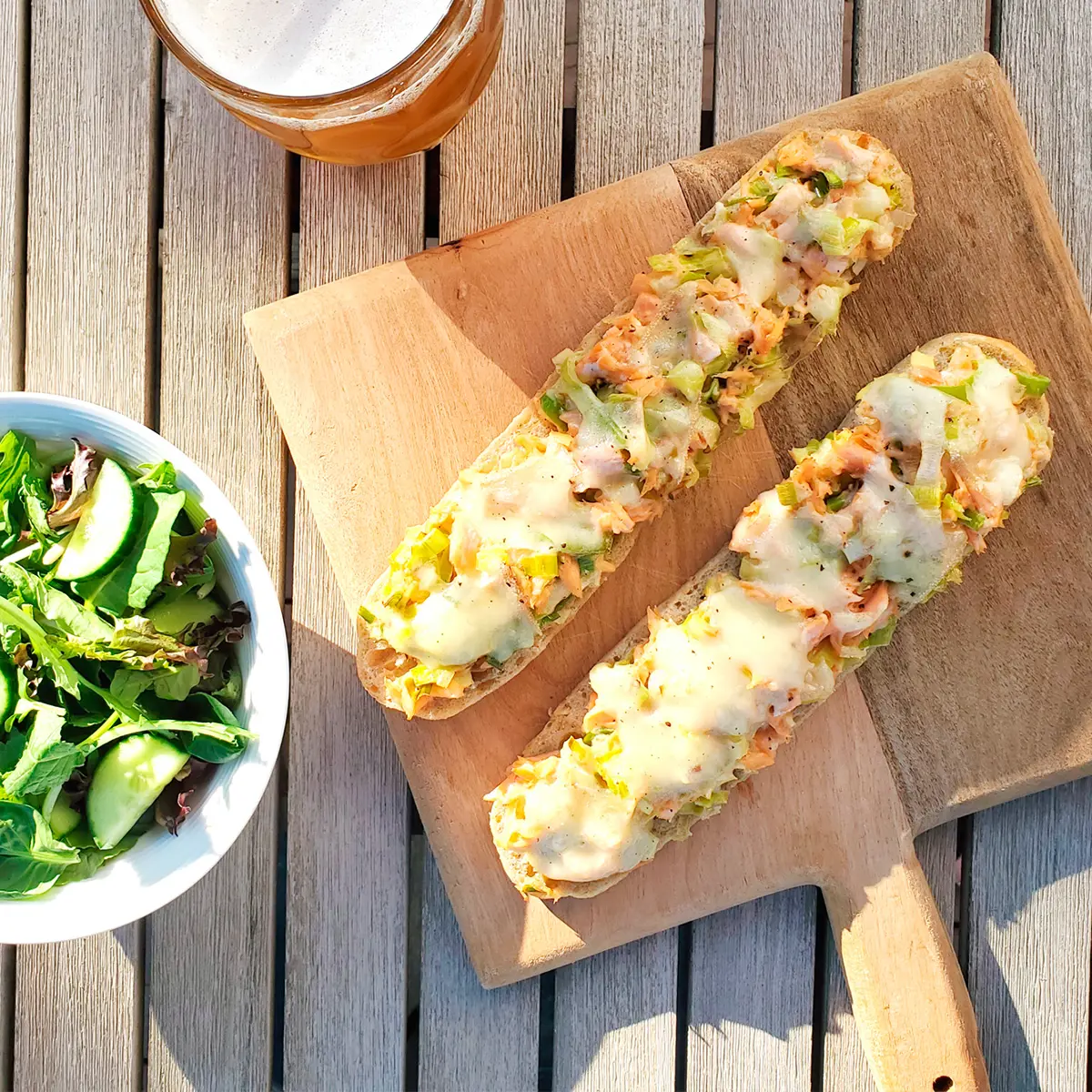 Baguettes aux poireaux et saumon gratinées au fromage d’Oka