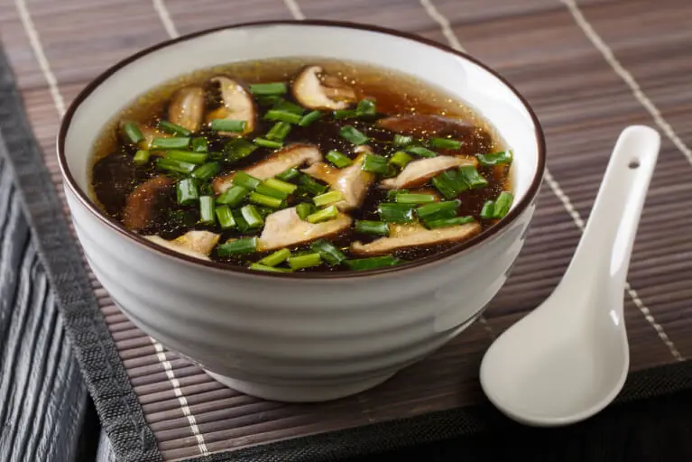 Recette de potage aux poireaux avec champignons shiitakes et une sauce teriyaki