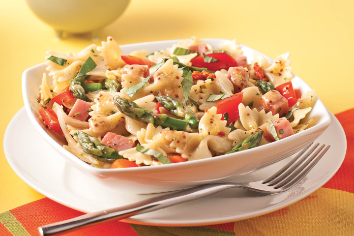 Salade tiède de farfalles au jambon, aux tomates séchées et aux asperges