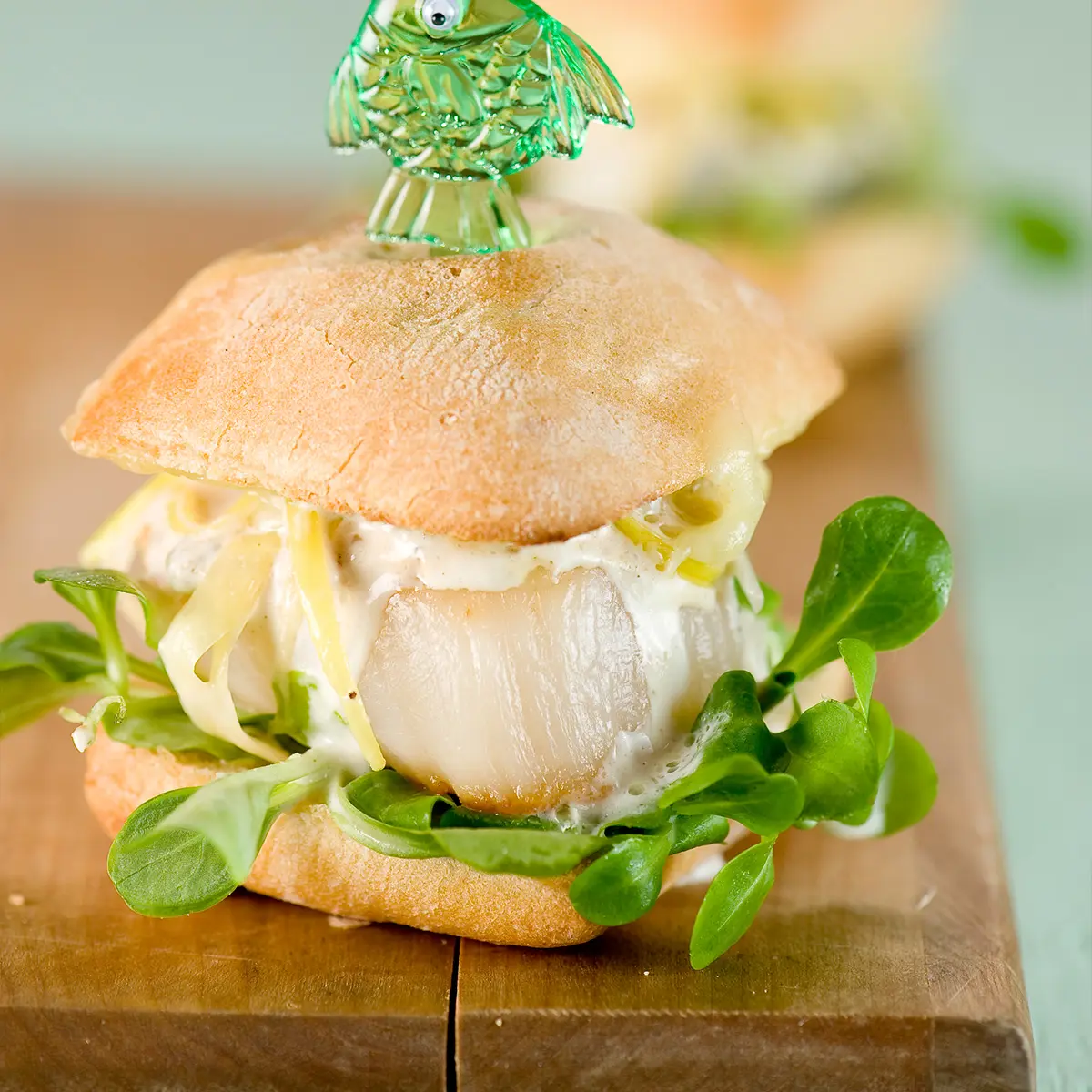 Scallops miniburgers with leeks and brie, tartar sauce with horseradish
