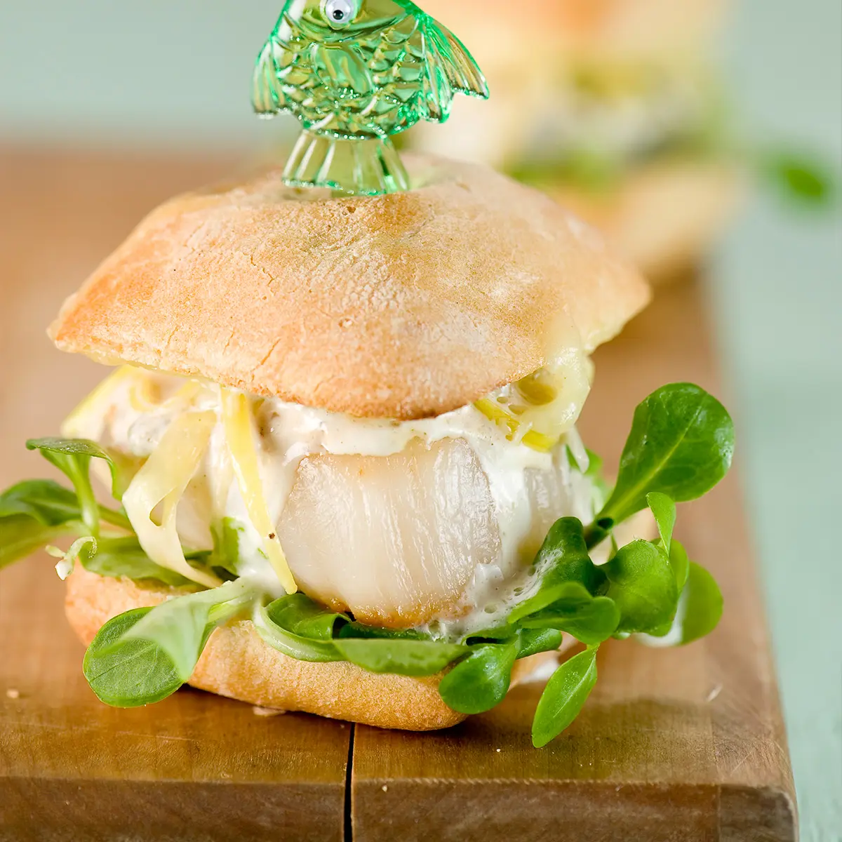 Miniburgers de pétoncles au poireau et au brie, sauce tartare au raifort