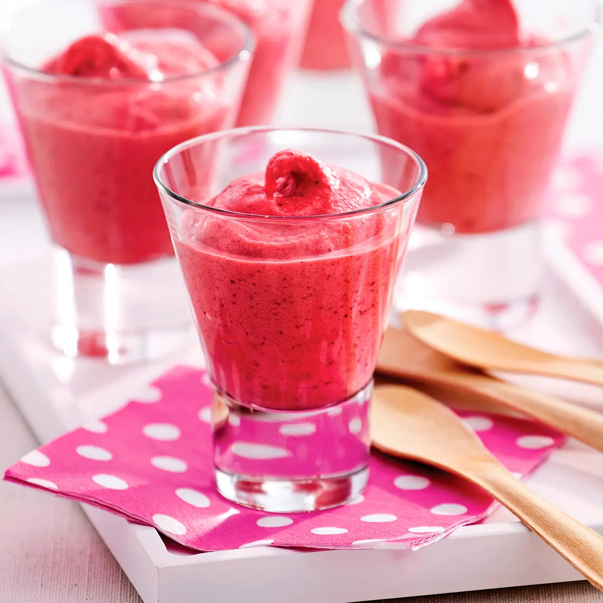 Quick raspberries sorbet with litchi liqueur